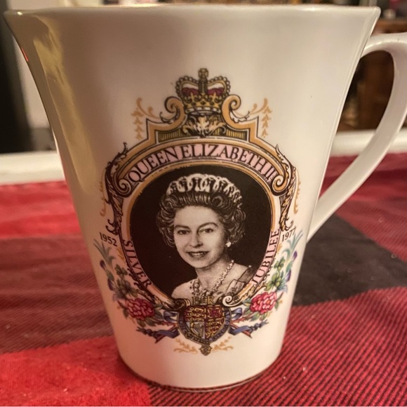Queen Elizabeth II Silver Jubilee Keepsakes - Picture 6 of 11